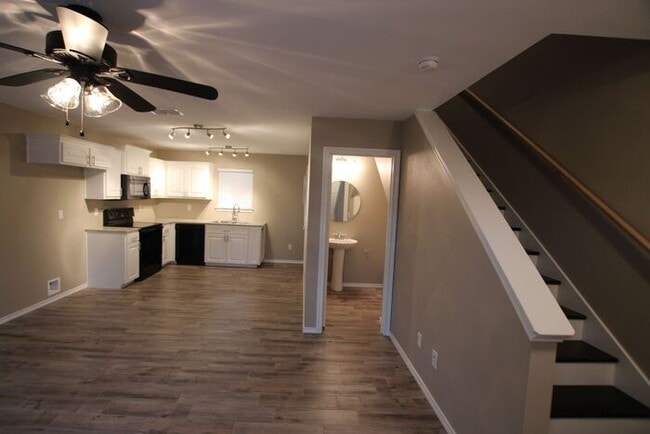 Building Photo - Available Now! 2 Bed 1.5 Bath Townhome! Li...