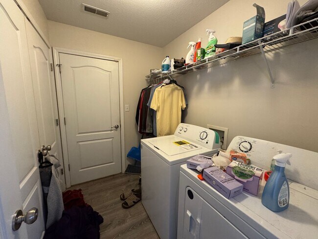 Building Photo - 3 Bedroom Home Furnished or unfurnished available