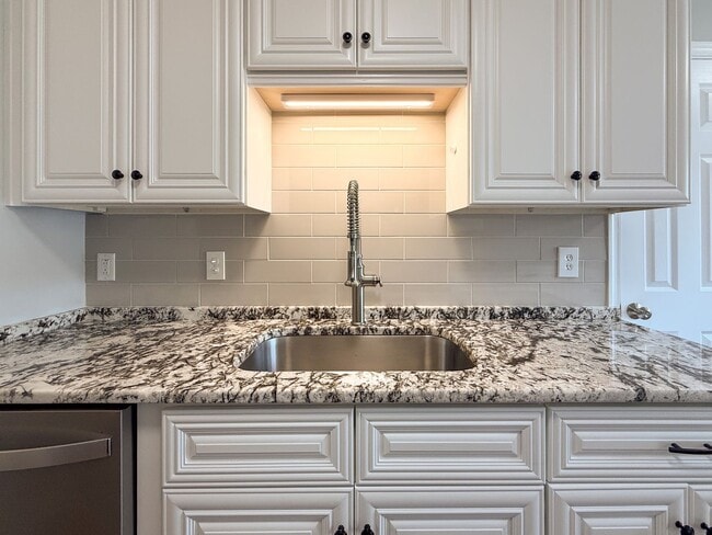 Building Photo - Double En-Suite Townhome