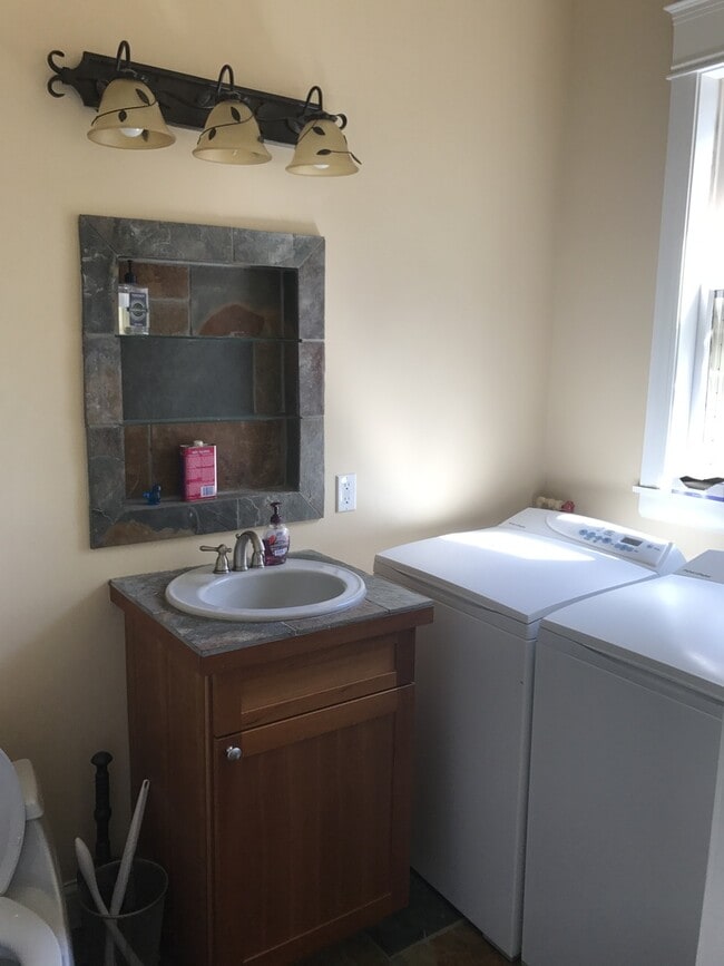 Building Photo - Beautiful 3 Bed / 2.5 Bath Summit Ave Cond...