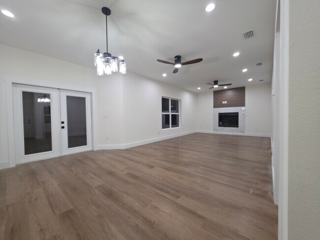 Building Photo - 4699 Meadow Lake Dr