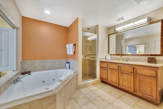 Building Photo - 12562 International Dr