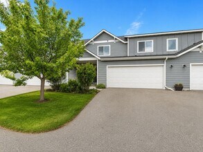 Building Photo - PET FRIENDLY! Beautiful 3 bedroom 2 1/4 bath townhouse in 4 Corners! Fenced backyard!