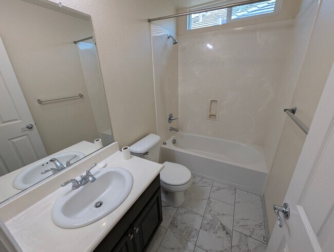 Building Photo - Well-Appointed Fairfield 3/2.5 Home with E...