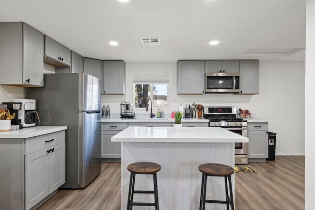 Building Photo - 4009 W Grant St