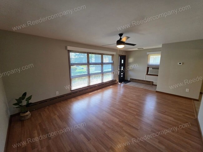 Building Photo - Spacious and updated 2 bedroom 1 bathroom Duplex