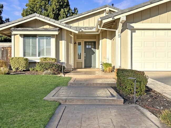 Building Photo - 5 Cll Rienda