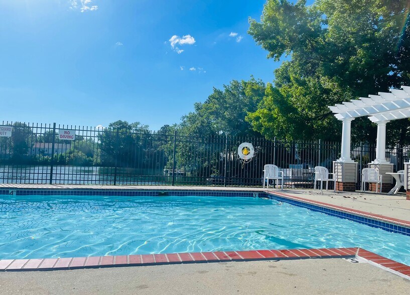 Building Photo - 5545 Bulls Bay Dr