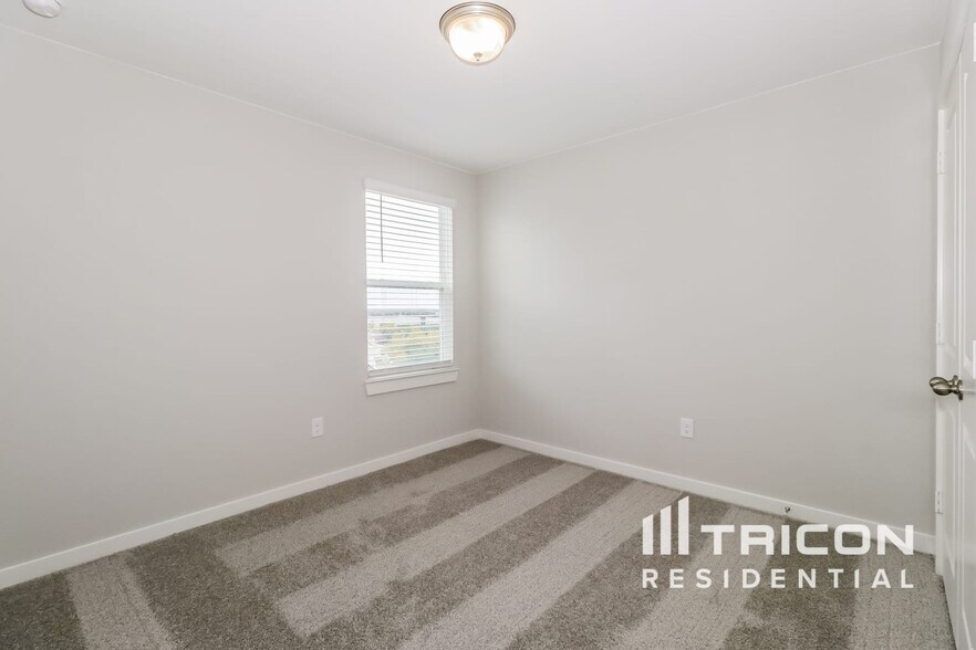 Building Photo - 637 Raglands Rd