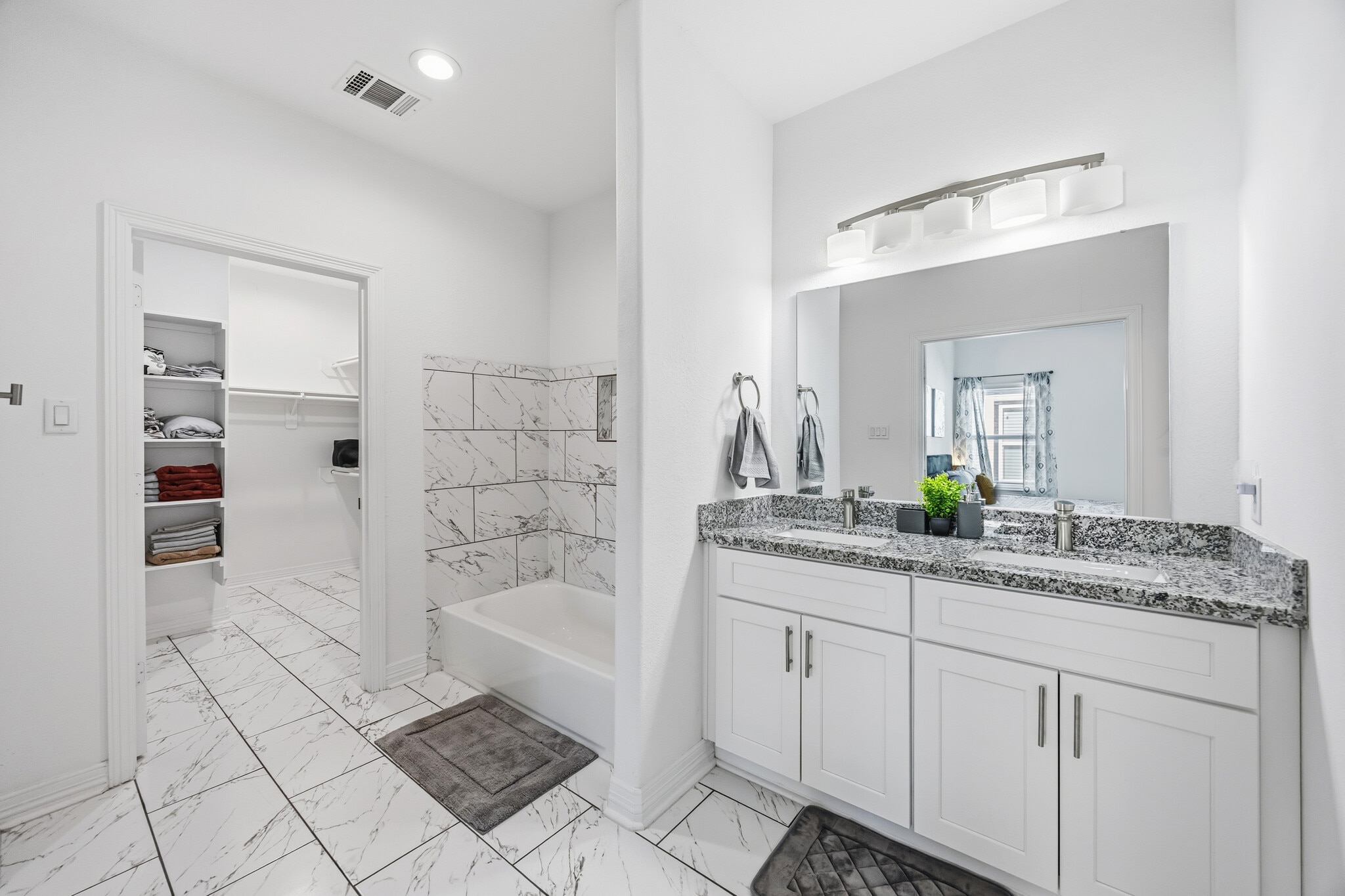 Building Photo - 3825 Easy St