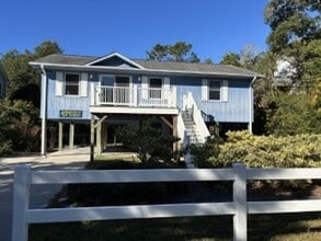 Building Photo - Beautiful home in Emerald Isle.