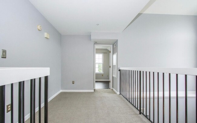Building Photo - Beautiful 2-Level top floor condo close to...