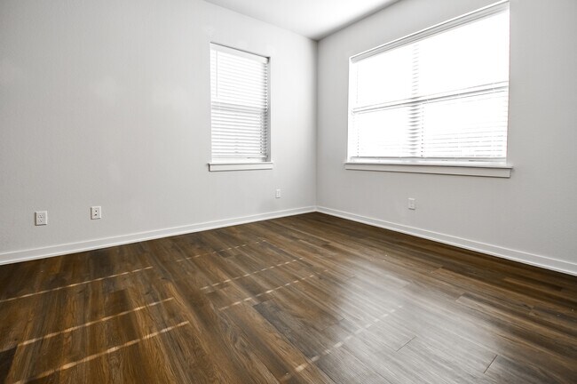 Building Photo - 605 Whitham Ave