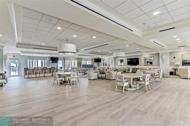 Building Photo - 2640 Lake Shore Dr