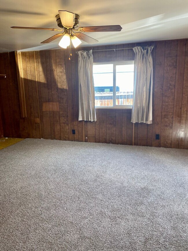 Building Photo - Large 3 bed 2 bath with fenced back yard