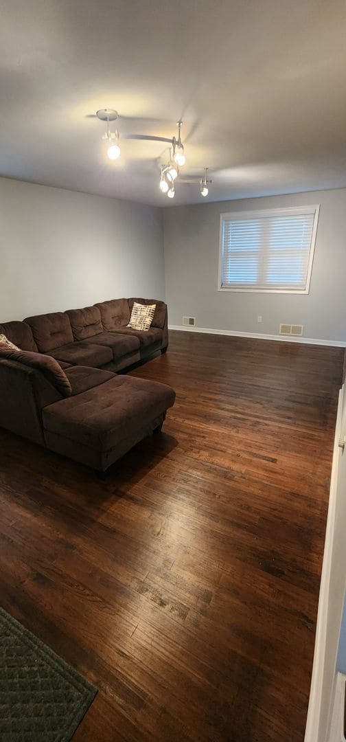 Building Photo - Luxury 3-Bedroom, 1-Bathroom House in Broo...