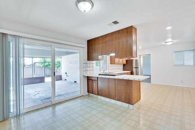 Building Photo - Spacious 3 Bedroom 2 Bath Home with 2 Car Garage and Central Air Conditioning