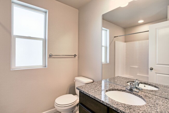 Building Photo - Beautiful 3 Bedroom Townhome in Mosaic