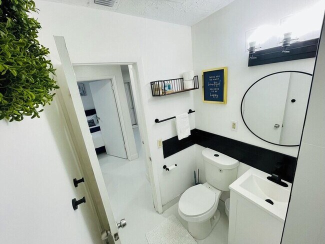 Building Photo - 5537 SW 6th St