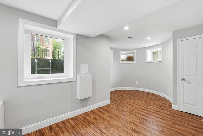Building Photo - 1618 1st St NE