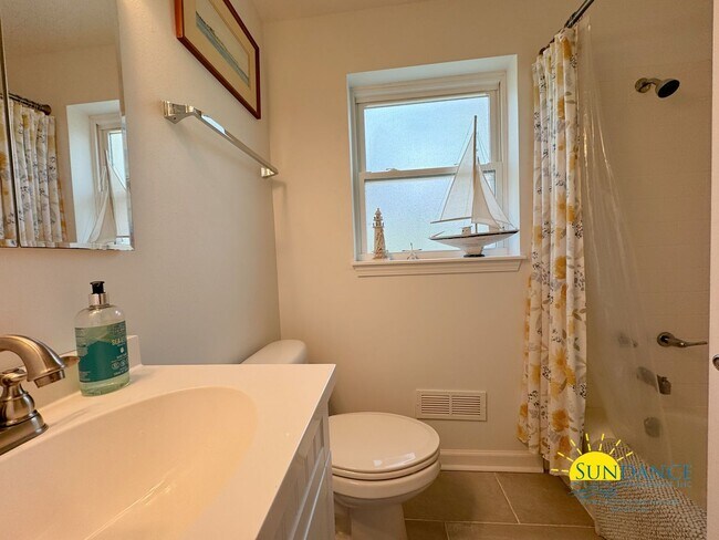 Building Photo - Stunning 3 Bedroom Home near Hurlburt Fiel...