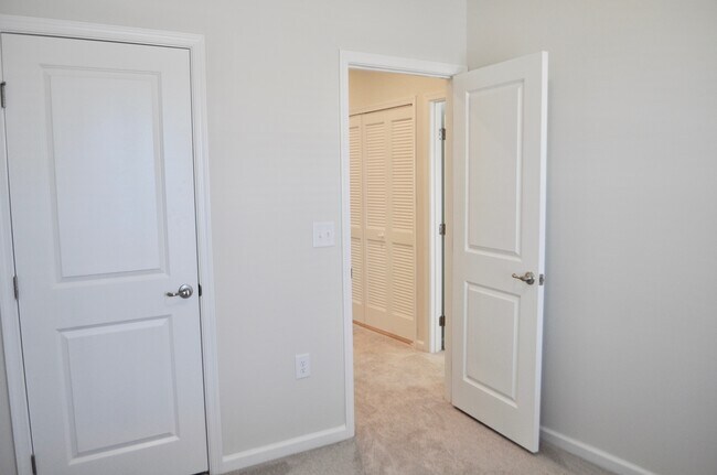 Building Photo - Beaver Creek Commons 3 Bed | 3.5 Bath Town...