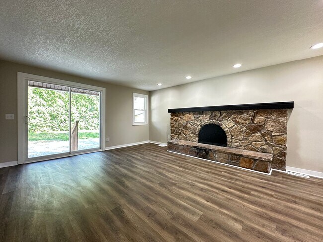 Building Photo - 3 Bedroom 1.5 Bathroom Finished Basement 2...