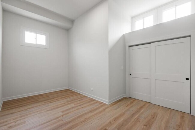 Building Photo - 2 bedroom in Chicago IL 60618