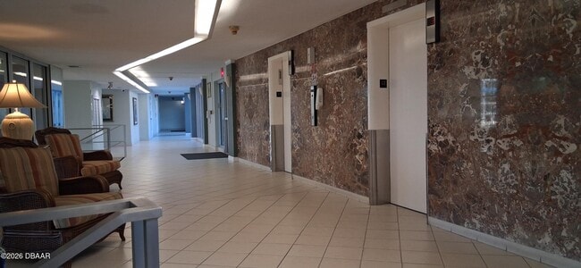 Building Photo - 1224 S Peninsula Dr