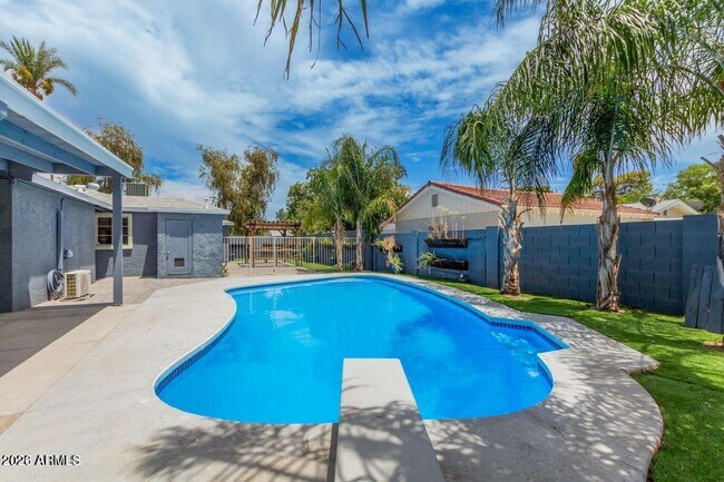 Building Photo - 2441 E Edgemont Ave