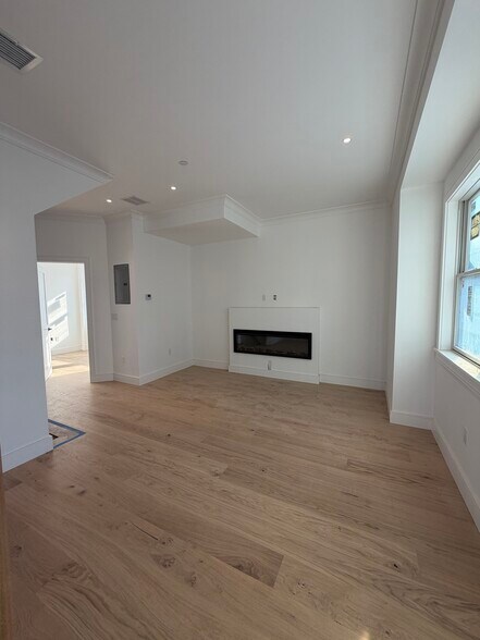 Building Photo - 5 Thurston St