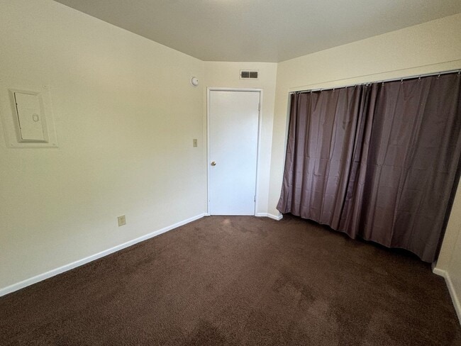 Building Photo - 300 E 16th Ave