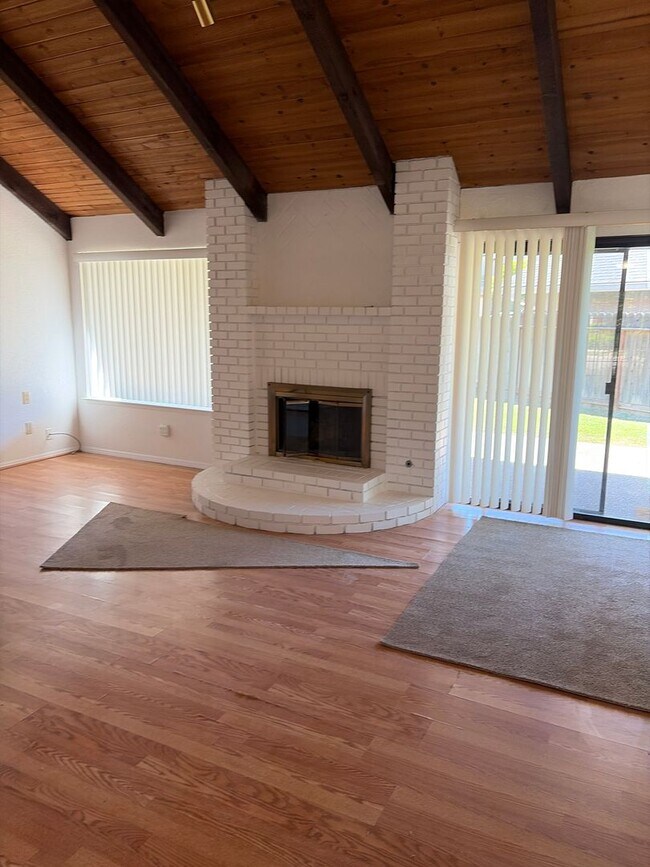 Building Photo - Exceptional 3 bedroom plus Loft or 4th bedroom