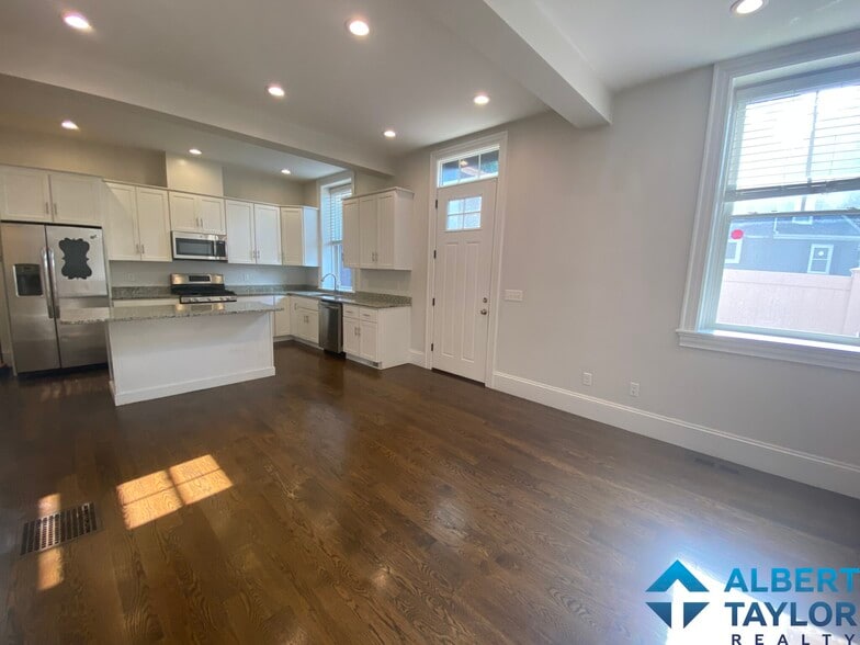 Building Photo - 2044 Beacon St