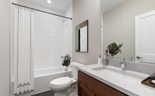 Building Photo - 4861 N Hermitage Ave