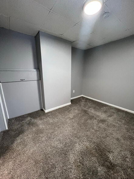 Building Photo - 8 Van Buren St