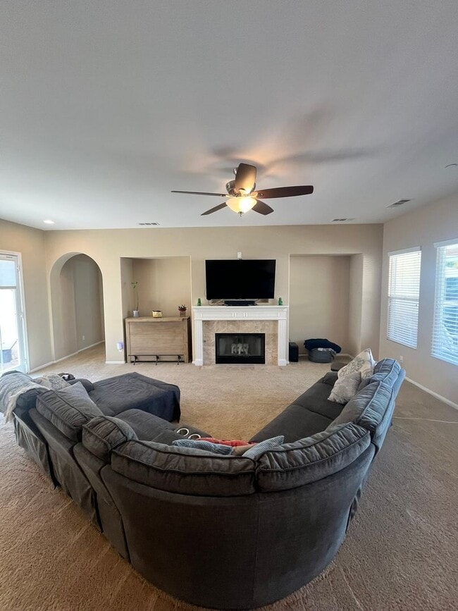 Building Photo - Fully?Furnished 4?Bed?|?3?Bath Pool Home i...