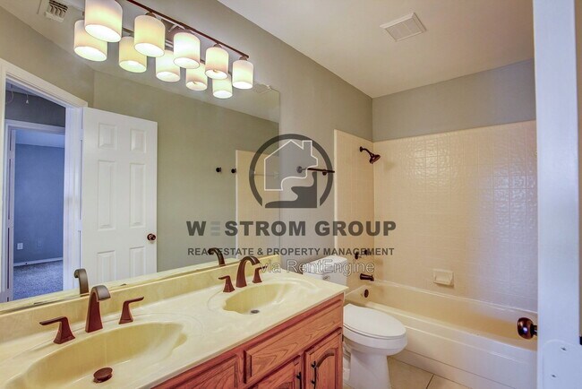 Building Photo - 3914 Meadow Dr