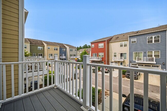 Building Photo - Luxurious 3-bedroom 2.5 bath townhome with Garage in Chesapeake
