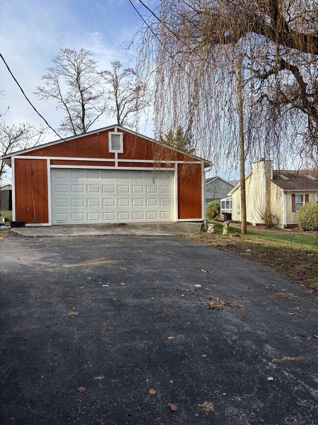 Building Photo - 5819 Dogwood Ave