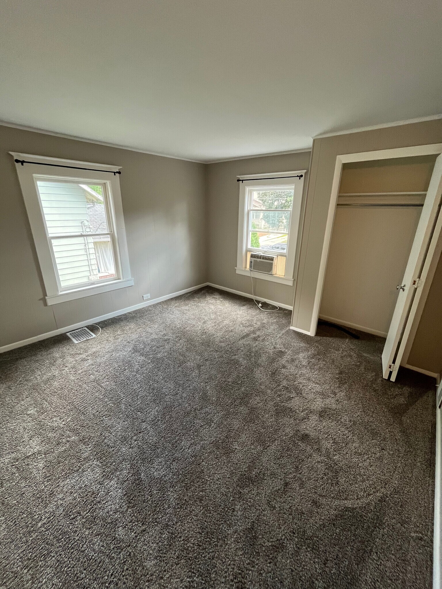 Building Photo - 101 Burr Oak St NE