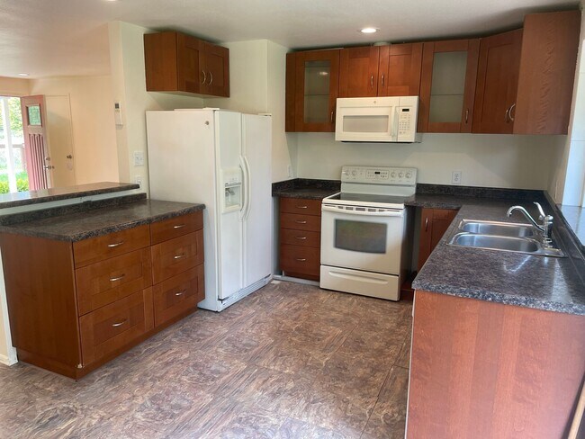 Building Photo - Private Langley Home Only Minutes From Downtown!