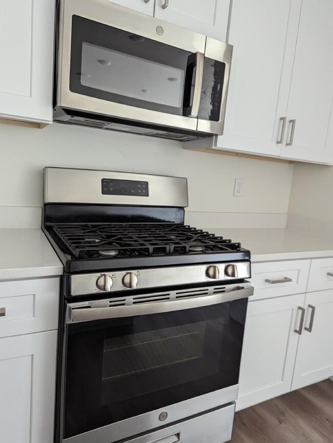 Building Photo - Azalea Townhome Poolside Living 3 Bed 2.5 Bath Smart Home - Looking for 2 Female Roommates