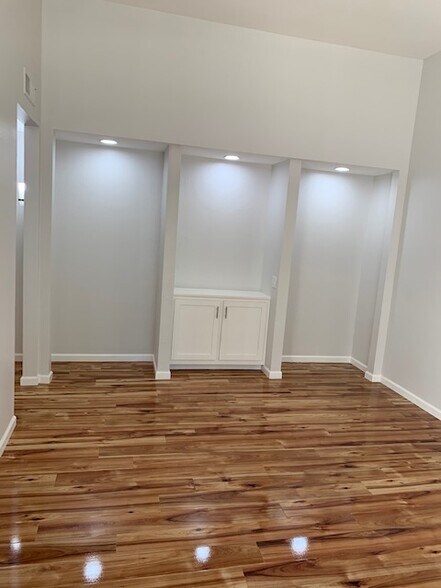 Primary Photo - 320 N Civic Dr