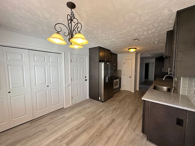 Building Photo - Well-Maintained 4 Bed 2.5 Bath with Fenced Backyard