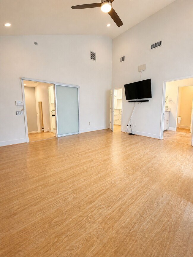 Building Photo - 6014 Fairdale Ln