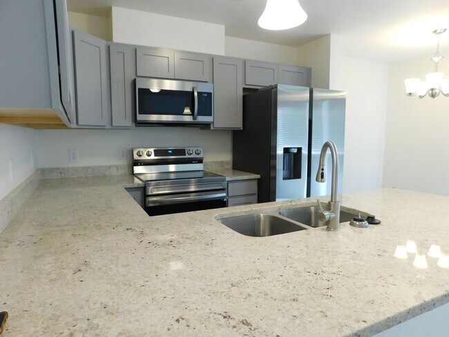 Building Photo - Newer Construction close to Community Hospital