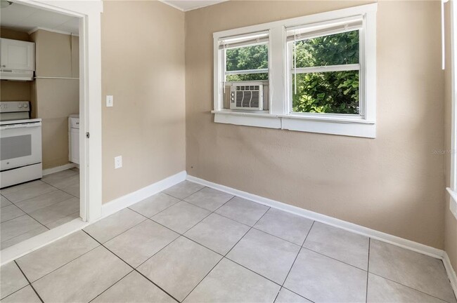 Building Photo - 418 E Amelia Ave