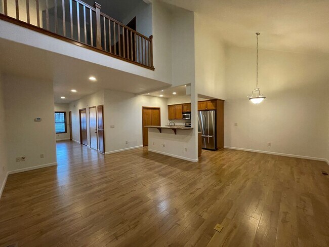 Building Photo - East Medford 2 bedroom 1.5 bathroom 2 story townhome