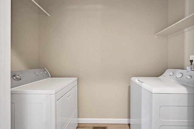 Building Photo - $1,995-3 Bed 3.5 Bath townhome in CO Sprin...